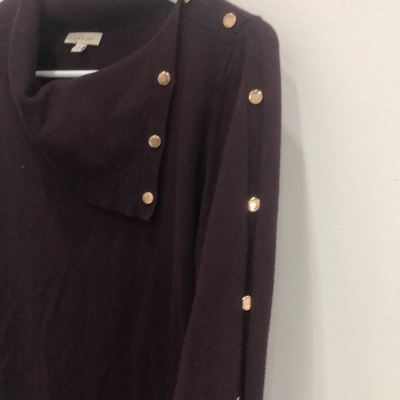 Laura large maroon long sleeve sweater with golden button design - Picture 3 of 6